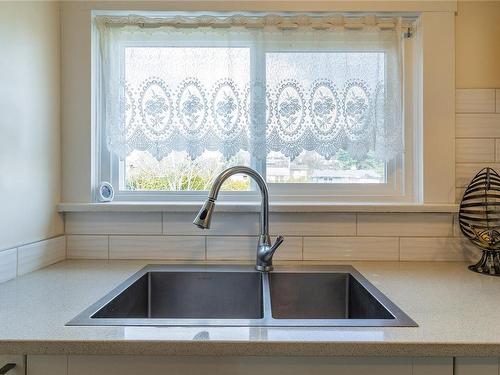 458 4Th St, Nanaimo, BC - Indoor Photo Showing Kitchen With Double Sink