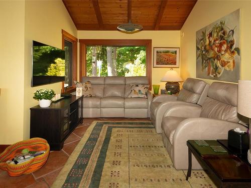 224 Pringle Farm Rd, Salt Spring, BC - Indoor Photo Showing Living Room