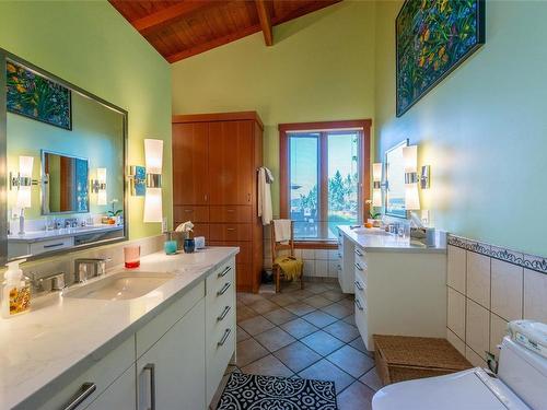 224 Pringle Farm Rd, Salt Spring, BC - Indoor Photo Showing Bathroom