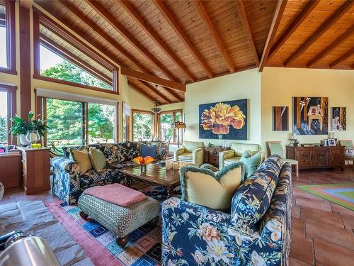 224 Pringle Farm Rd, Salt Spring, BC - Indoor Photo Showing Living Room