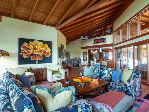 224 Pringle Farm Rd, Salt Spring, BC - Indoor Photo Showing Living Room