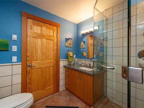 224 Pringle Farm Rd, Salt Spring, BC - Indoor Photo Showing Bathroom