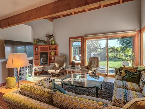 224 Pringle Farm Rd, Salt Spring, BC - Indoor Photo Showing Living Room