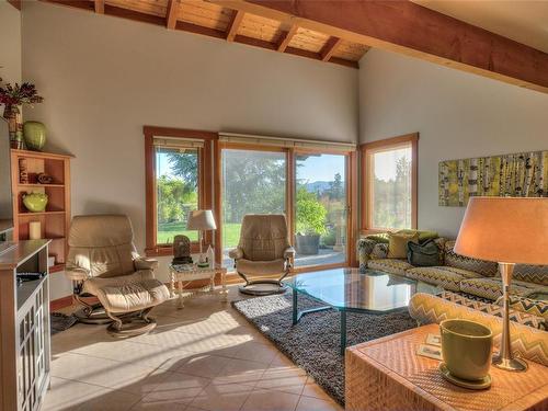 224 Pringle Farm Rd, Salt Spring, BC - Indoor Photo Showing Living Room