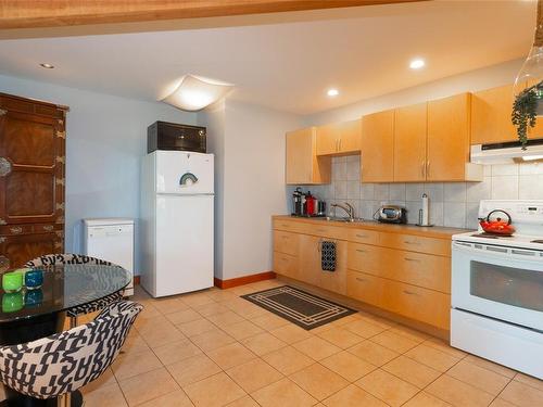 224 Pringle Farm Rd, Salt Spring, BC - Indoor Photo Showing Kitchen