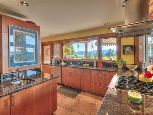 224 Pringle Farm Rd, Salt Spring, BC - Indoor Photo Showing Kitchen With Double Sink