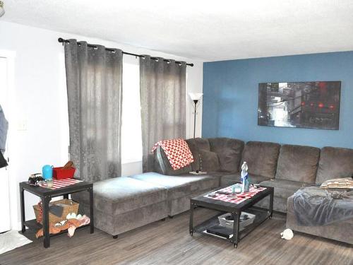 883/885 Greenacres Road, Kamloops, BC - Indoor Photo Showing Living Room