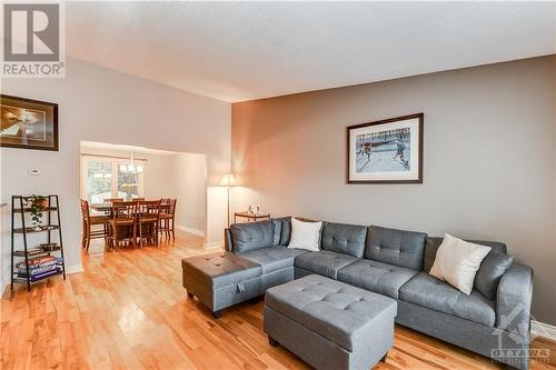 5464 Woodeden Drive, Ottawa, ON - Indoor Photo Showing Living Room