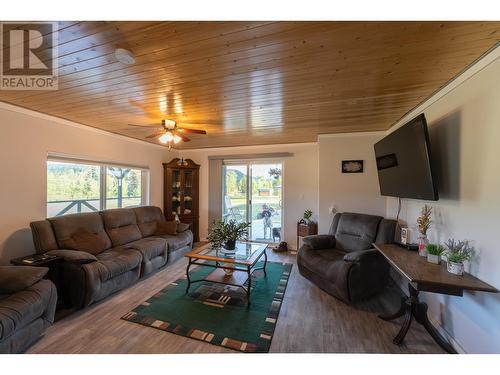 5504 Kennedy Road, 100 Mile House, BC - Indoor Photo Showing Living Room