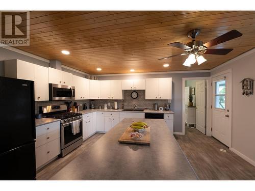 5504 Kennedy Road, 100 Mile House, BC - Indoor Photo Showing Kitchen