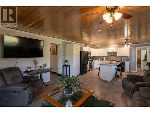 5504 Kennedy Road, 100 Mile House, BC - Indoor Photo Showing Living Room