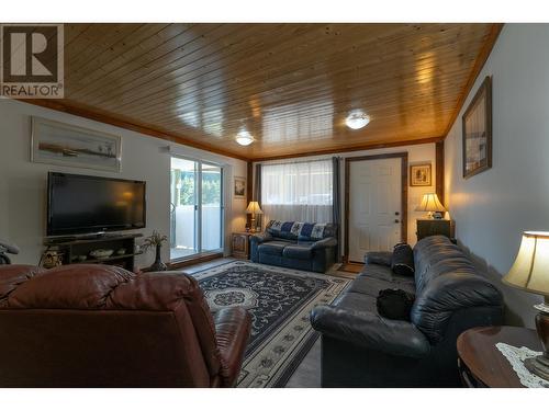 5504 Kennedy Road, 100 Mile House, BC - Indoor Photo Showing Living Room