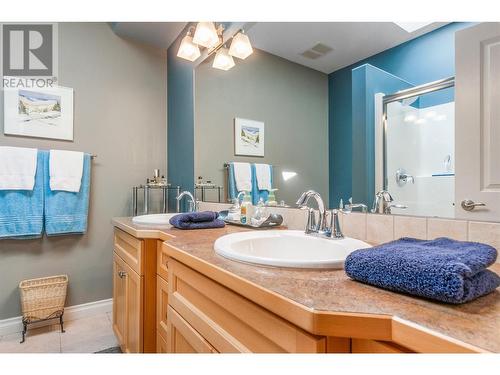 331 Chardonnay Avenue, Oliver, BC - Indoor Photo Showing Bathroom