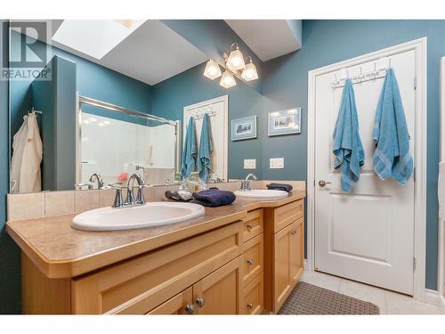 331 Chardonnay Avenue, Oliver, BC - Indoor Photo Showing Bathroom