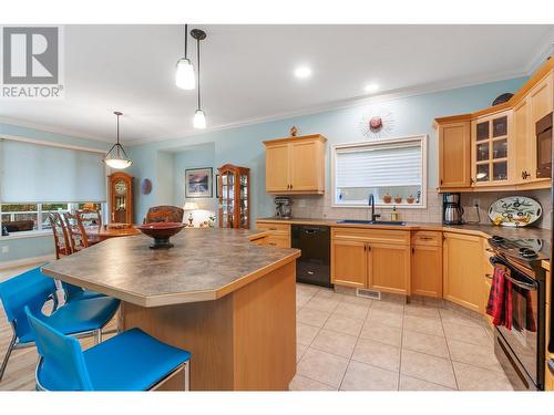 331 Chardonnay Avenue, Oliver, BC - Indoor Photo Showing Kitchen