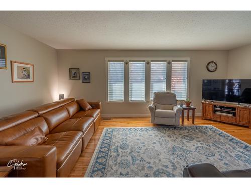 7600 17Th Street, Grand Forks, BC - Indoor Photo Showing Living Room
