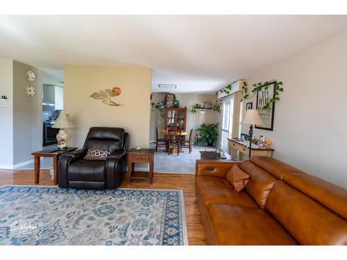 7600 17Th Street, Grand Forks, BC - Indoor Photo Showing Living Room