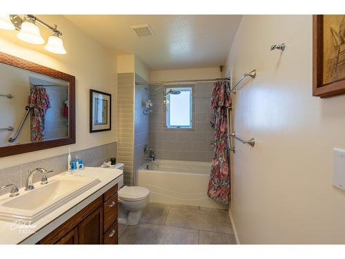 7600 17Th Street, Grand Forks, BC - Indoor Photo Showing Bathroom