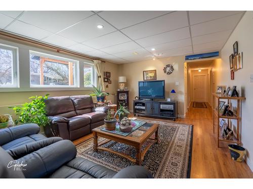 7600 17Th Street, Grand Forks, BC - Indoor Photo Showing Living Room