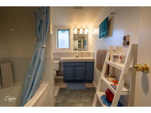 7600 17Th Street, Grand Forks, BC - Indoor Photo Showing Bathroom