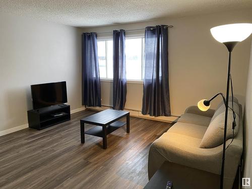 4943 Chalmers Av, Swan Hills, AB - Indoor Photo Showing Living Room