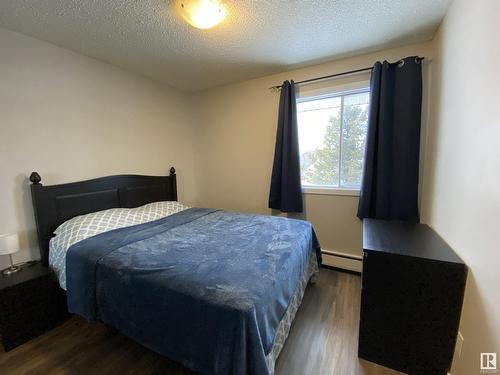 4943 Chalmers Av, Swan Hills, AB - Indoor Photo Showing Bedroom