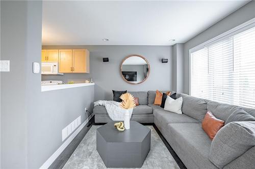 4391 Christopher Court, Beamsville, ON - Indoor Photo Showing Living Room