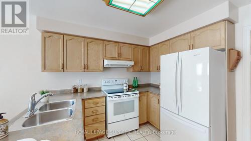 5842 Dalebrook Cres, Mississauga, ON - Indoor Photo Showing Kitchen With Double Sink