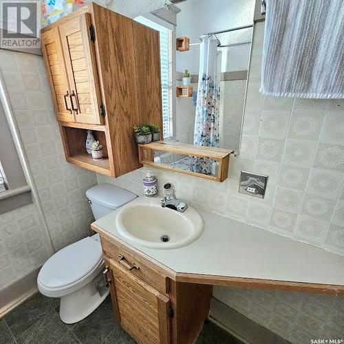 129 11Th Street E, Prince Albert, SK - Indoor Photo Showing Bathroom