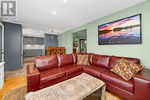 9943 Hwy 7, Halton Hills, ON - Indoor Photo Showing Living Room