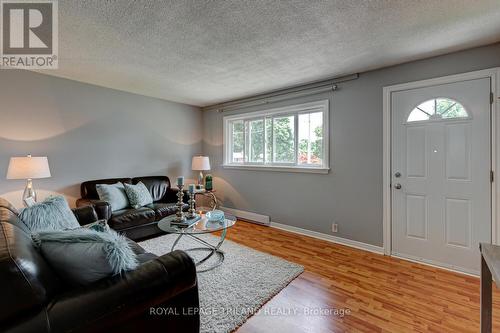1752 Seeley Drive, London, ON - Indoor Photo Showing Living Room