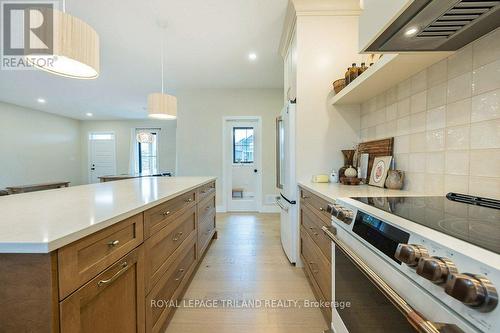 8908 Morris St, Dutton/Dunwich, ON - Indoor Photo Showing Kitchen With Upgraded Kitchen