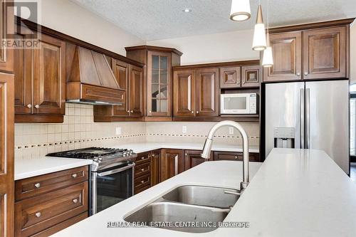 124 Mission Rd, Brantford, ON - Indoor Photo Showing Kitchen With Double Sink With Upgraded Kitchen