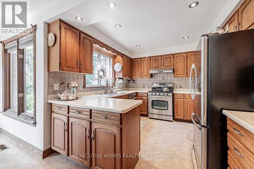 13 Roosevelt Dr, Richmond Hill, ON - Indoor Photo Showing Kitchen With Double Sink