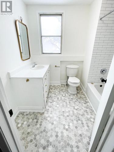 46 Tiffin St, Barrie, ON - Indoor Photo Showing Bathroom