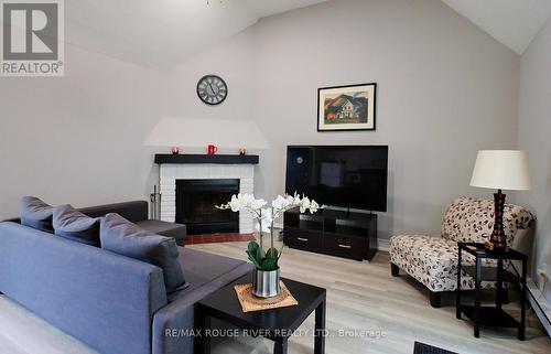 437 Oxbow Cres E, Collingwood, ON - Indoor Photo Showing Living Room With Fireplace