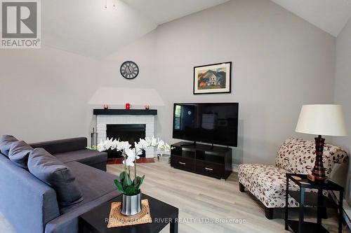 437 Oxbow Cres E, Collingwood, ON - Indoor Photo Showing Living Room