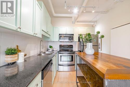#515 -2 Fieldway Rd, Toronto, ON - Indoor Photo Showing Kitchen With Double Sink