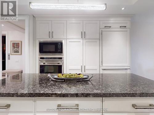 #804 -155 St Clair Ave W, Toronto, ON - Indoor Photo Showing Kitchen