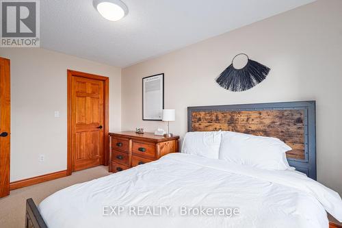 32 - 214 Blueski George Crescent, Blue Mountains, ON - Indoor Photo Showing Bedroom