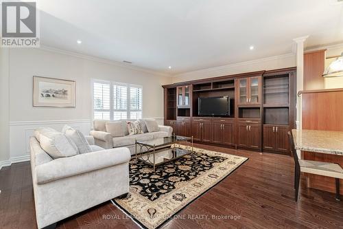 #102 -33 Wallace St, Vaughan, ON - Indoor Photo Showing Living Room