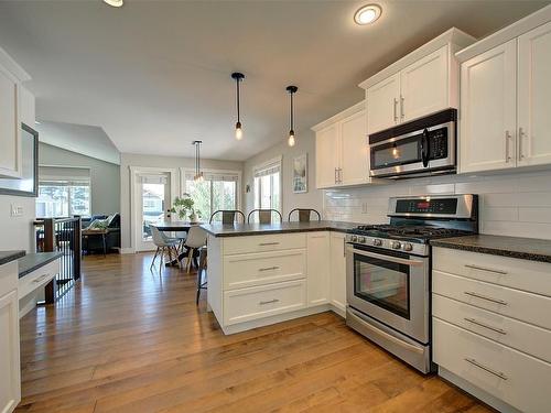 3190 Saddleback Place, West Kelowna, BC - Indoor Photo Showing Kitchen With Upgraded Kitchen