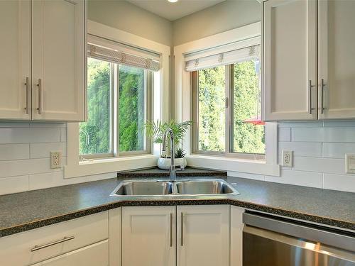 3190 Saddleback Place, West Kelowna, BC - Indoor Photo Showing Kitchen With Double Sink