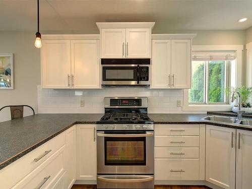 3190 Saddleback Place, West Kelowna, BC - Indoor Photo Showing Kitchen With Double Sink