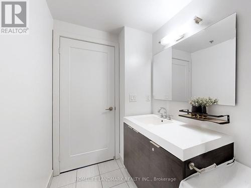 905 - 318 Richmond Street W, Toronto, ON - Indoor Photo Showing Bathroom