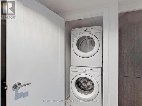 905 - 318 Richmond Street W, Toronto, ON - Indoor Photo Showing Laundry Room