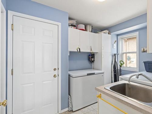 2264 Shannon Hills Drive, West Kelowna, BC - Indoor Photo Showing Laundry Room