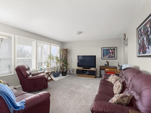 2264 Shannon Hills Drive, West Kelowna, BC - Indoor Photo Showing Living Room
