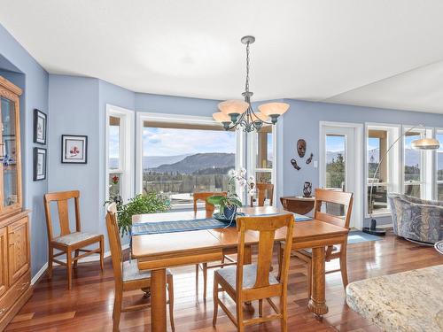2264 Shannon Hills Drive, West Kelowna, BC - Indoor Photo Showing Dining Room