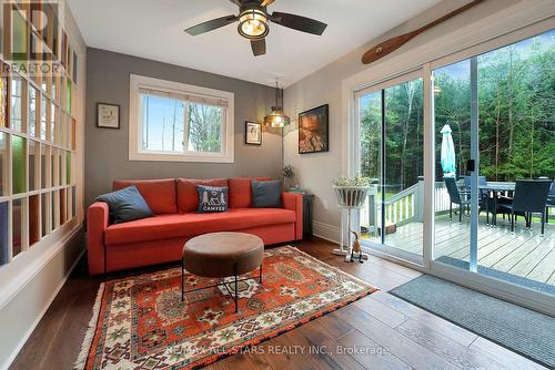 192 Wrenhaven Rd, Kawartha Lakes, ON - Indoor Photo Showing Living Room